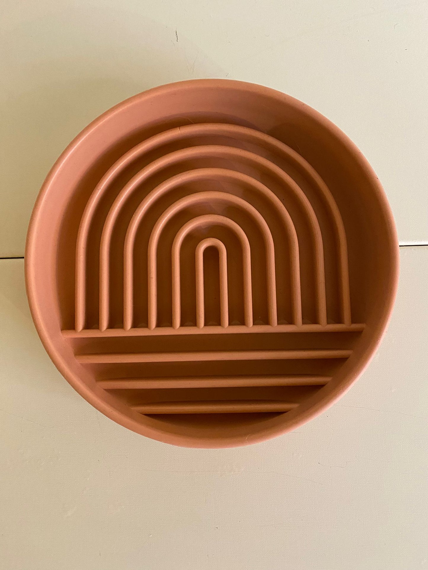 Ciotola slow feeder in silicone rosa salmone con ventosa antiscivolo per cani