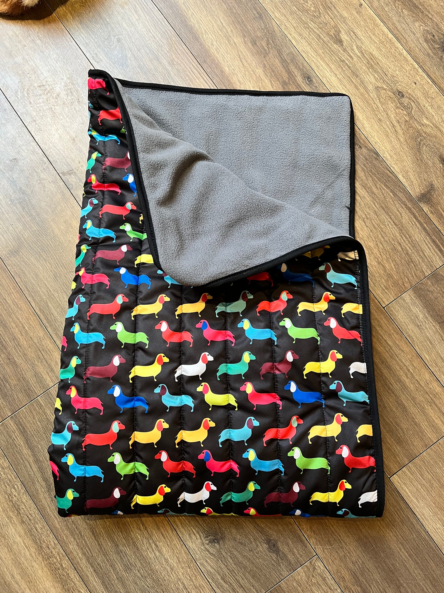 Copertina con pile e un lato impermeabile "Bassotti millecolori" - Fashion Dog
