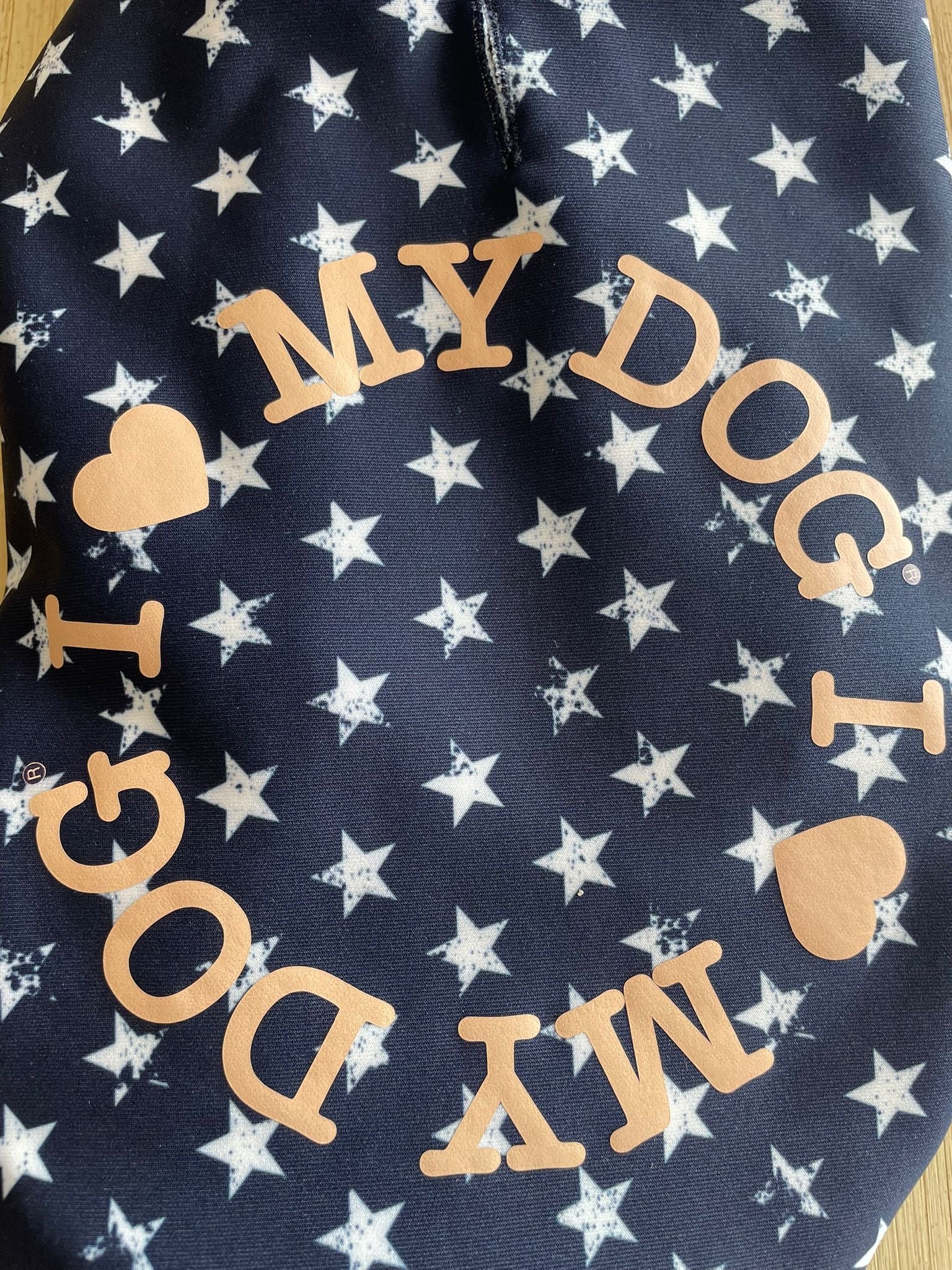 Dettaglio scritta logo su felpa cane con stelline bianche su sfondo blu I Love My Dog