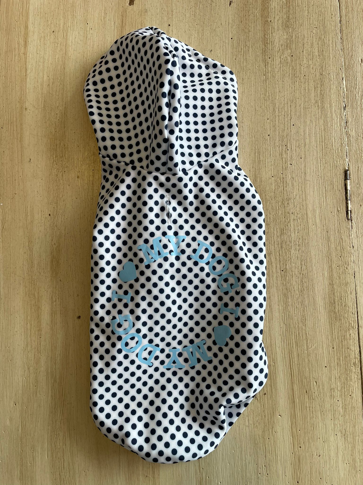 Felpa per cani con cappuccio bianca a pois blu con logo azzurro I Love My Dog – vista frontale

