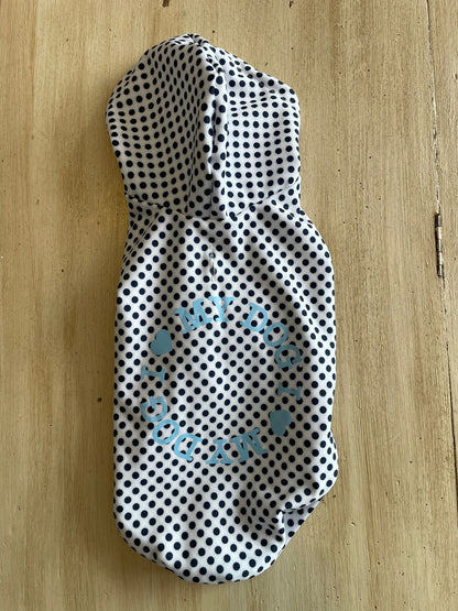 Felpa per cani con cappuccio bianca a pois blu con logo azzurro I Love My Dog – vista frontale

