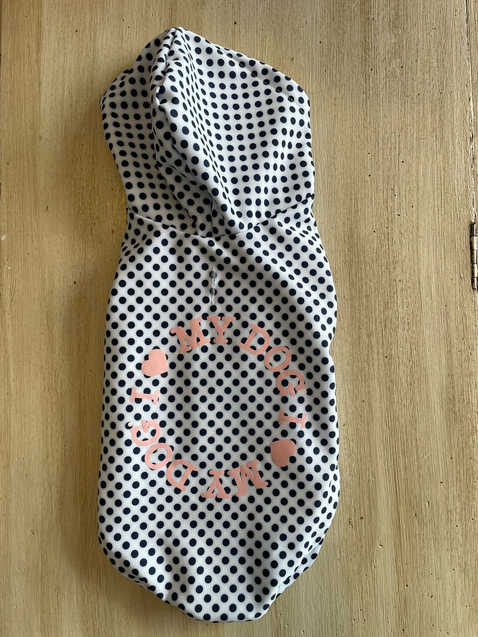 Felpa per cani con cappuccio bianca a pois blu con logo rosa I Love My Dog – vista frontale

