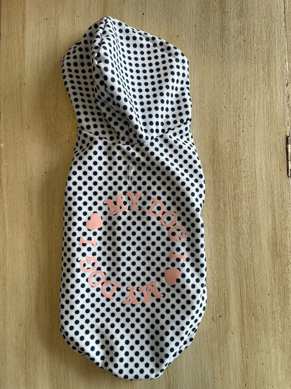 Felpa per cani con cappuccio bianca a pois blu con logo rosa I Love My Dog – vista frontale

