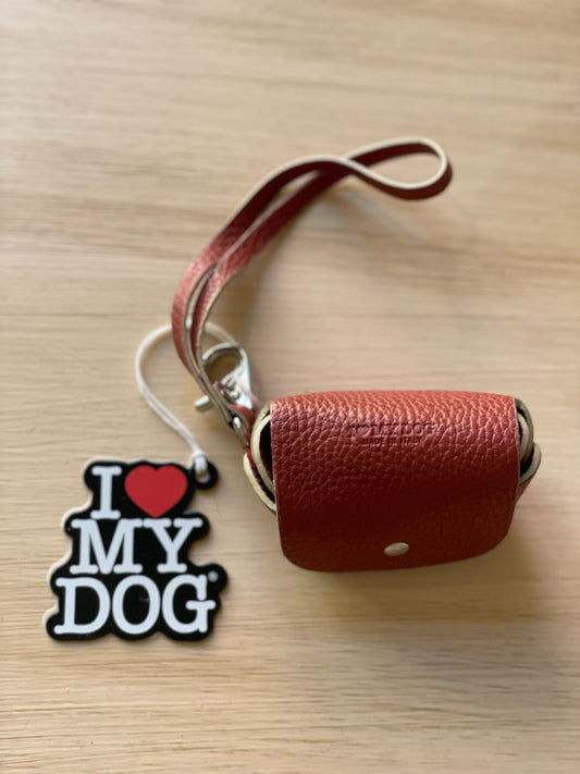 Porta sacchetti in pelle marrone con scritta "I Love My Dog"